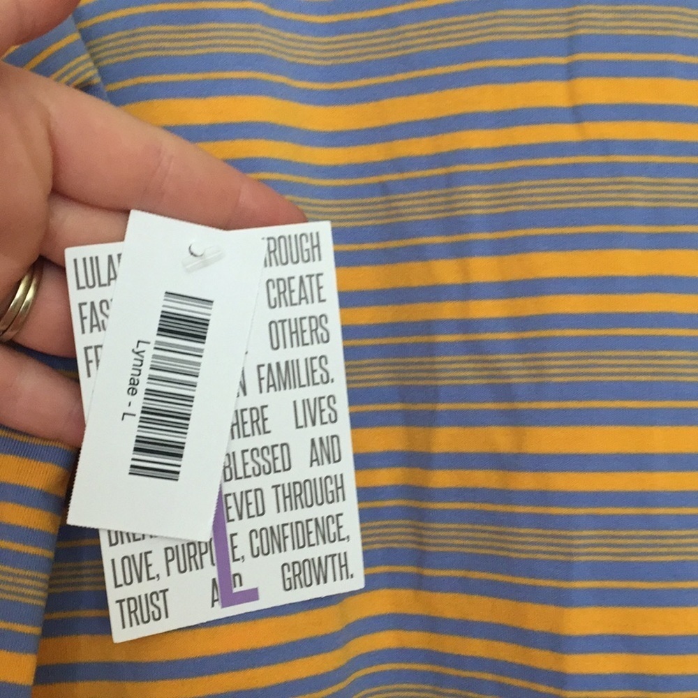 L LuLaRoe Lynnae Top BB31 918 - Picture 5 of 5